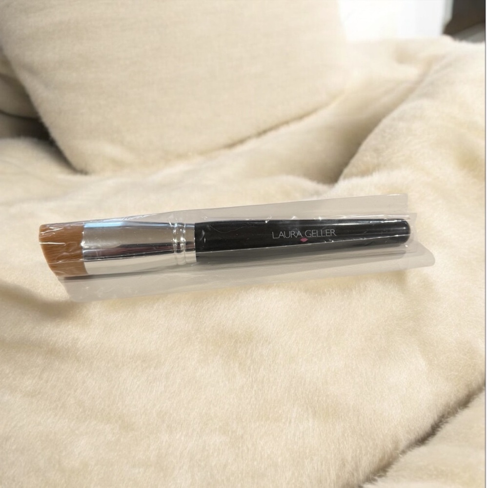 Laura Geller foundation Angled Kabuki Brush